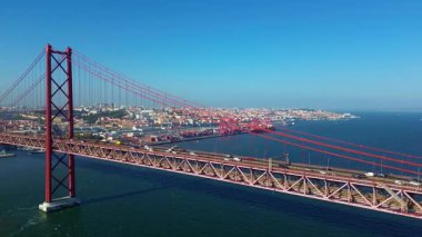 25 Nisan Köprüsü 'nün İHA görüntüsü. Ponte 25 de Abril. Tejo Nehri üzerindeki asma köprü. Lizbon, Portekiz. 08.08.2025
