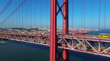 25 Nisan Köprüsü 'nün İHA görüntüsü. Ponte 25 de Abril. Tejo Nehri üzerindeki asma köprü. Lizbon, Portekiz. 08.08.2025