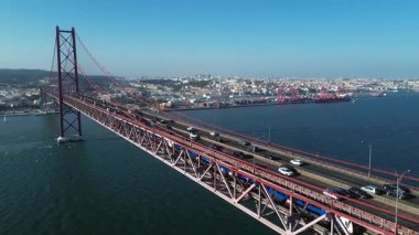 25 Nisan Köprüsü 'nün İHA görüntüsü. Ponte 25 de Abril. Tejo Nehri üzerindeki asma köprü. Lizbon, Portekiz. 08.08.2025