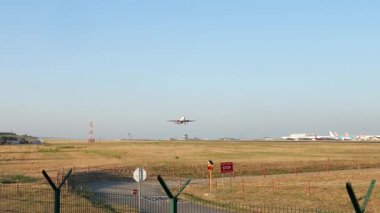 Lizbon, Portekiz - 8 Ağustos 2025: Lizbon Havaalanı 'ndan kalkan kolay jet uçağı. Uçak gözleme ve havacılık fotoğrafçılığı.