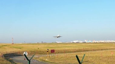 Lizbon, Portekiz - 8 Ağustos 2025: TAP Air Portugal jeti Lizbon Havaalanı 'ndan kalkıyor. Uçak gözleme ve havacılık fotoğrafçılığı.