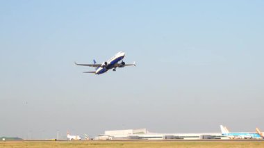 Lizbon, Portekiz - 8 Ağustos 2025: Ryanair uçağı Lizbon Havaalanı 'ndan kalkıyor. Uçak gözleme ve havacılık fotoğrafçılığı.