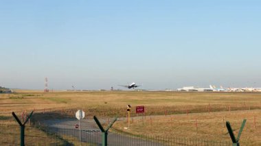 Lizbon, Portekiz - 8 Ağustos 2025: Ryanair uçağı Lizbon Havaalanı 'ndan kalkıyor. Uçak gözleme ve havacılık fotoğrafçılığı.