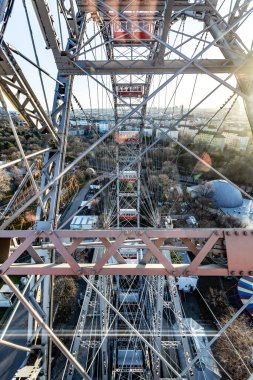 Kulübeleri olan metal dönme dolap. Güneşli bir günde vagonun içinden en iyi manzara. Dikey yönelim.