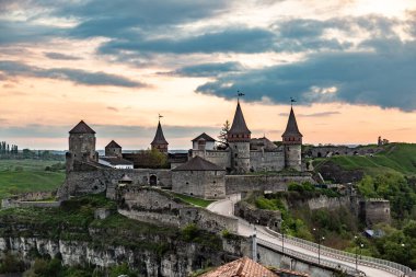 Kamianets-Podilskyi Kalesi, Ukrayna, gün batımında. Yatay yönelim. 