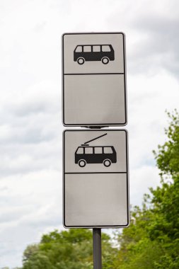 Gökyüzü ve ağaçlara karşı rota çizmek için otobüs ve troleybüs durağı işaretleri boş. Dikey yönelim. 