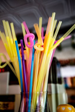 İçki için plastik renkli pipetler bardakta, bardakta. Dikey yönelim.