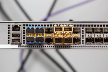 Fiber optik kabloları birbirine bağlamak için boş portlar. Yatay yönelim.