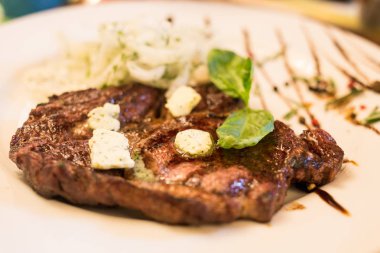 Baharatlar ve tereyağı plaka üzerinde ızgara sığır eti biftek. seçici odak.