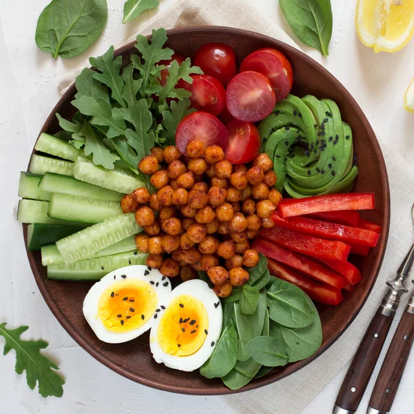 Buddha Bowl Gezonde Evenwichtige Voeding Gebakken Kikkererwten Cherry Tomaten Komkommers — Stockfoto