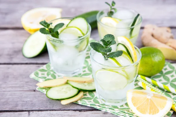 Limonada Casera Con Lima Menta Jengibre Pepino Hielo Sobre Fondo —  Fotos de Stock