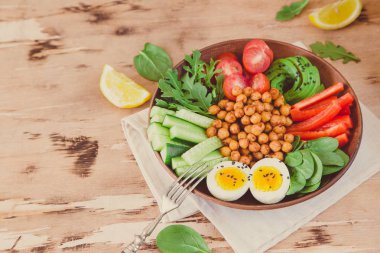 Buda kase, sağlıklı ve dengeli yemek. Fried nohut, cherry domates, salatalık, kırmızı biber, yumurta, ıspanak, roka.