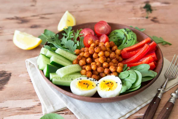 Buddha Bowl Gezonde Evenwichtige Voeding Gebakken Kikkererwten Cherry Tomaten Komkommers — Stockfoto