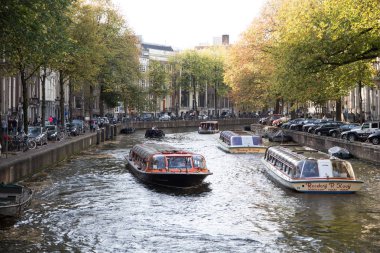 Tipik görünümü city, Amsterdam, Hollanda tarihi merkezinde kanal set of