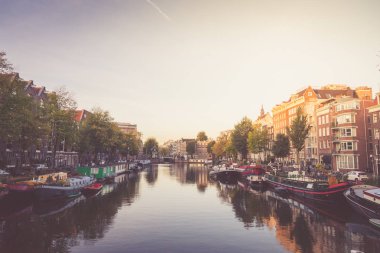 Tipik görünümü city, Amsterdam, Hollanda tarihi merkezinde kanal set of