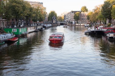 Tipik görünümü city, Amsterdam, Hollanda tarihi merkezinde kanal set of