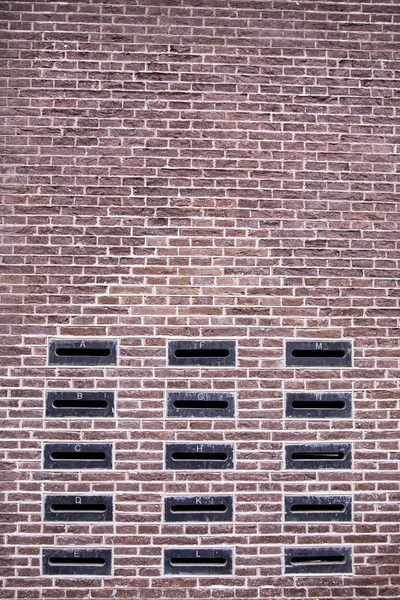 Fentes Boîte Aux Lettres Sur Mur Briques Rouges Bâtiment Ancienne — Photo