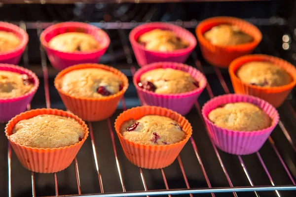Cupcakes Com Cereja Muffins Forno — Fotografia de Stock