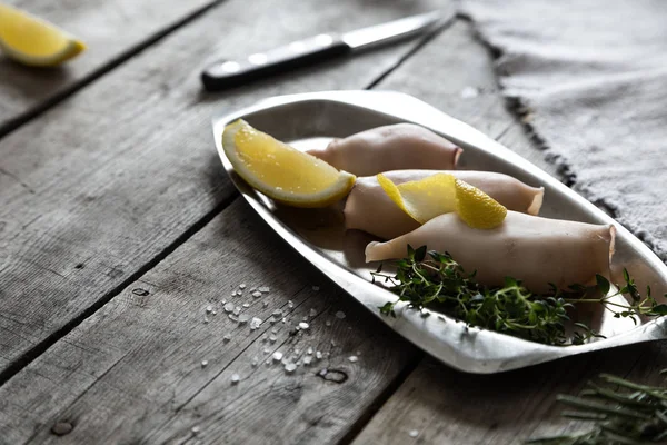 Zubereitung Von Rohen Tintenfischen Und Zutaten Auf Dem Tisch — Stockfoto