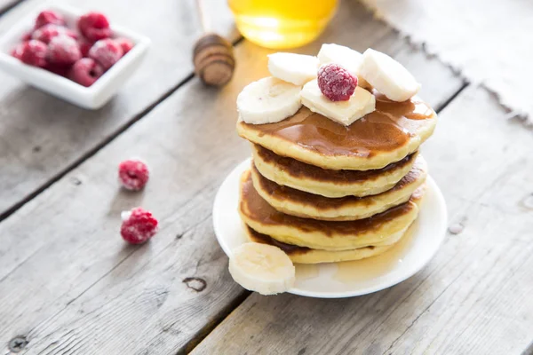 Söta Hemmagjord Stack Pannkakor Med Smör Och Honung Till Frukost — Stockfoto