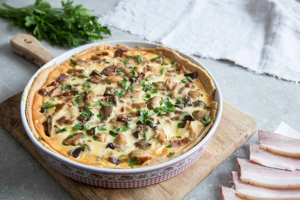Ev yapımı kiş lorraine, tavuk, mantar, peynir ve pastırma. Tavuklu tart. Tavuk turtası. Mantarlı turta.