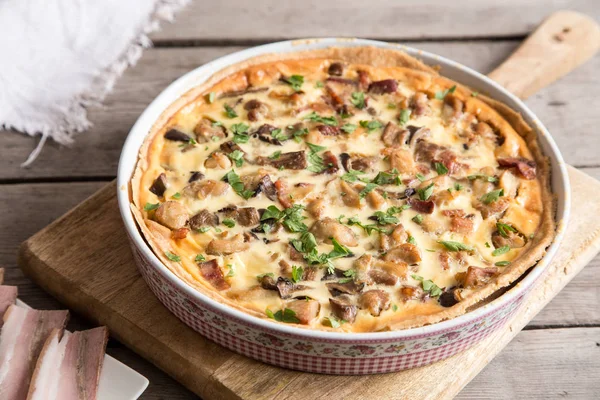 Hausgemachte Quiche Lorraine Mit Huhn Pilzen Käse Und Speck Torte — Stockfoto