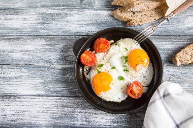 Sahanda yumurta. C ile bir tavada kızarmış yumurta görünümü kapatın