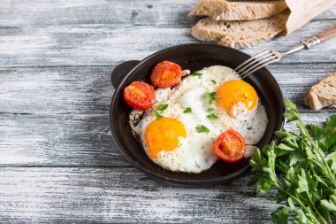 Sahanda yumurta. C ile bir tavada kızarmış yumurta görünümü kapatın