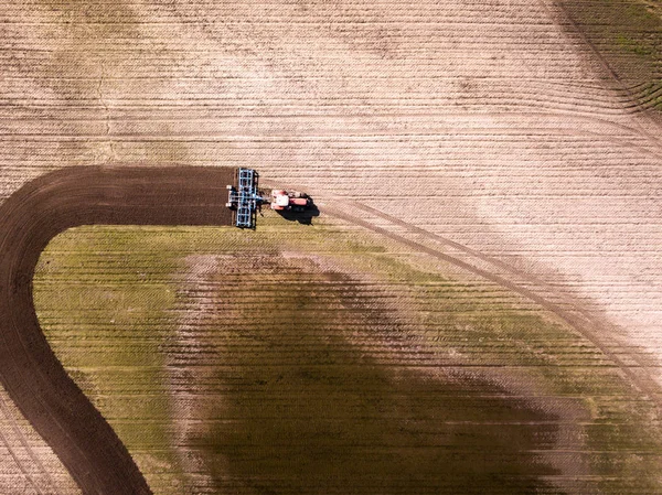 Traktörün tarladaki hava görüntüsü, tarımsal alan çalışması. — Stok fotoğraf