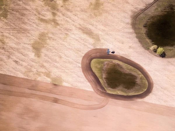 Luftaufnahme des Traktors im Feld, landwirtschaftliche Feldarbeit — Stockfoto