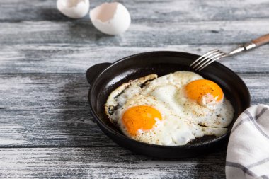 Yağda yumurta. Kızartma tavasındaki sahanda yumurtayı yakından izle.