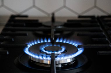 Siyah modern mutfak sobası üzerinde gaz brülörü. Mutfak gaz Ocak zeka