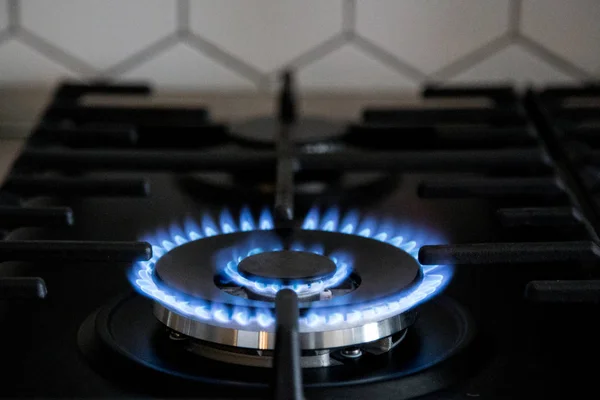 Siyah modern mutfak sobası üzerinde gaz brülörü. Mutfak gaz Ocak zeka