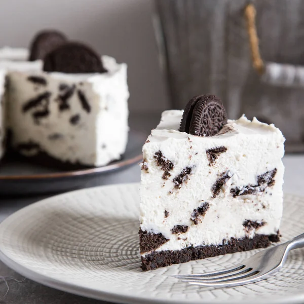 Çikolatalı kurabiye ile krem Hayır Bake cheesecake. 