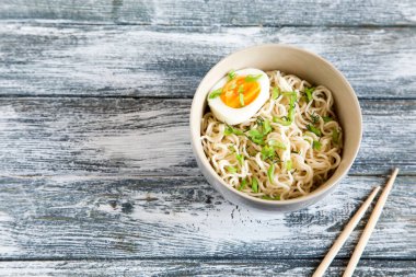 Ahşap arka planda anında erişte. Pişmiş Çince anında Hayır