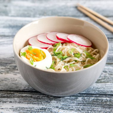 Ahşap arka planda anında erişte. Pişmiş Çince anında Hayır