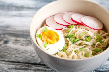 Ahşap arka planda anında erişte. Pişmiş Çince anında Hayır