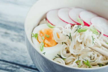 Ahşap arka planda anında erişte. Pişmiş Çince anında Hayır