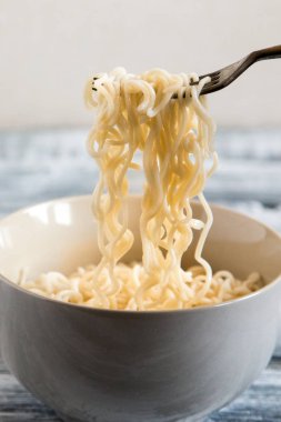 Ahşap arka planda anında erişte. Pişmiş Çince anında Hayır