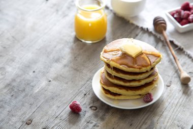 Tereyağı ile pancake tatlı ev yapımı yığını, ahududu Evet ve Ho