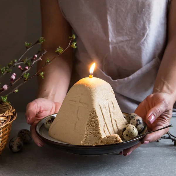 Пахи і куліч, традиційна Православна пасхальна кварка десертний сир — стокове фото