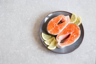 taze balık. limon, baharat ve tuz ile taze somon biftek