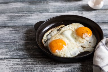 Yağda yumurta. Kızartma tavasındaki sahanda yumurtayı yakından izle.