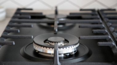 Siyah modern mutfak gaz brülör soba. 