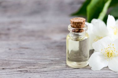 Uçucu yasemin yağı. Bir woo yasemin çiçekleri ile Masaj yağı