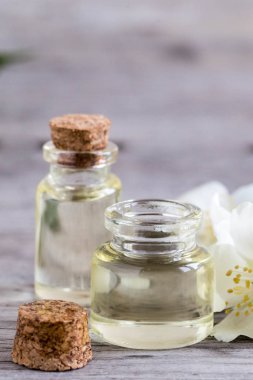 Uçucu yasemin yağı. Bir woo yasemin çiçekleri ile Masaj yağı