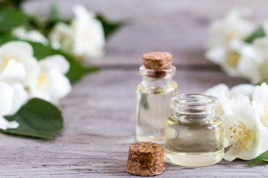 Uçucu yasemin yağı. Bir woo yasemin çiçekleri ile Masaj yağı