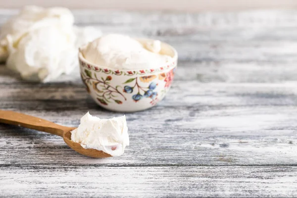 Mascarpone caseiro fresco. Queijo Mascarpone tradicional em madeira — Fotografia de Stock