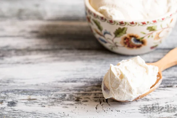 Taze ev yapımı mascarpone. Ahşap geleneksel Mascarpone peyniri — Stok fotoğraf