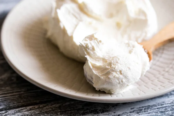 Świeży domowy mascarpone. Tradycyjny ser mascarpone w drewnie — Zdjęcie stockowe